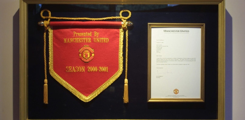 Manchester United pennant and letter 2000